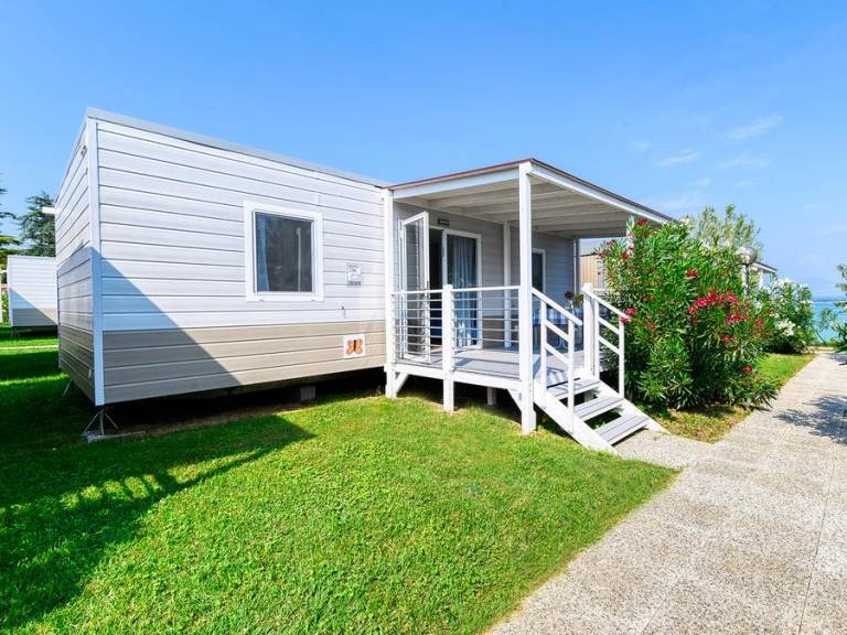Mobile home with terrace & pool — photo 5
