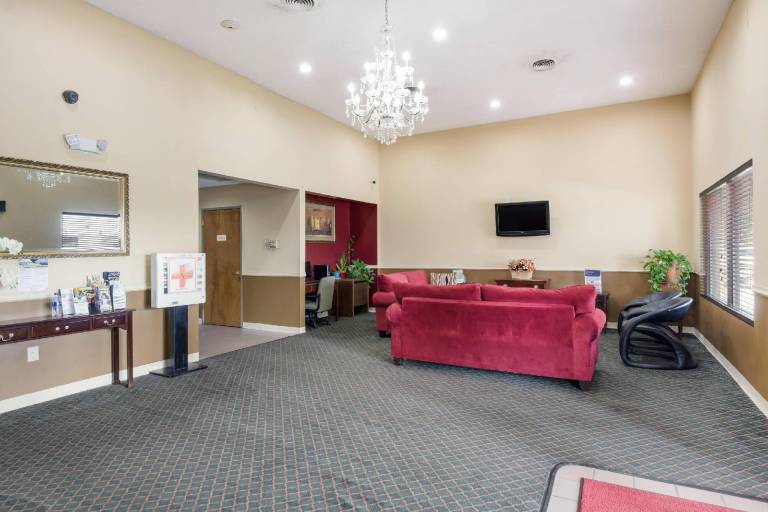Econo Lodge Inn & Suites Knoxville East — photo 5
