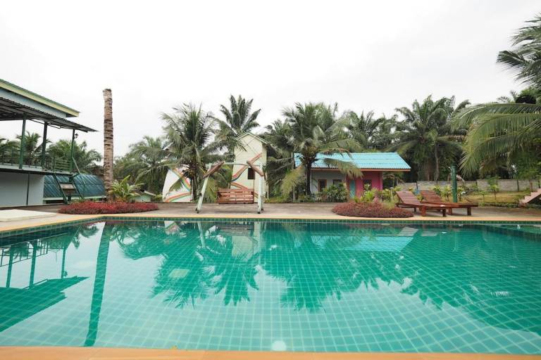 Bungalow with yard, BBQ & pool — photo 4