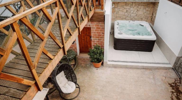 Villa with jacuzzi — photo 4