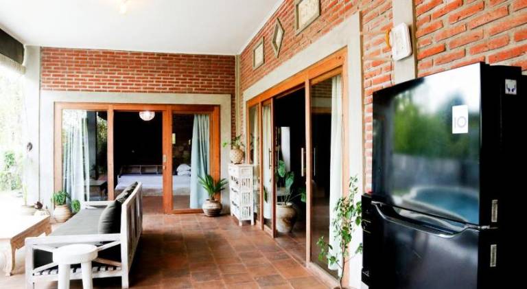 Villa with pool — photo 4