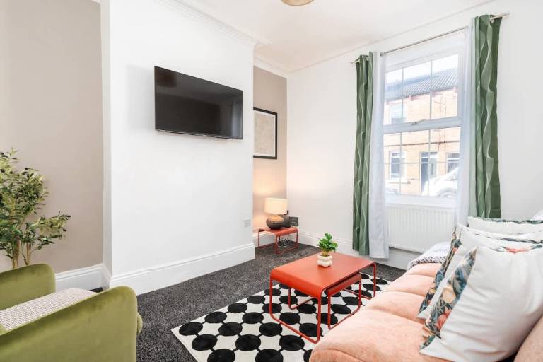 Family-oriented vacation home with fast internet & garden | Pets allowed in Doncaster