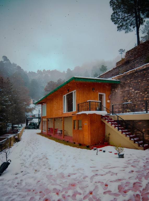 THE HIMALAYAN LIVING WHISLING PINES HOME STAY in Dhari