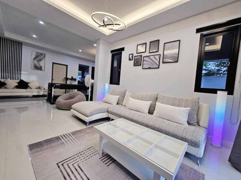 Villa with barbeque, patio & private pool | Perfect for remote work — photo 4