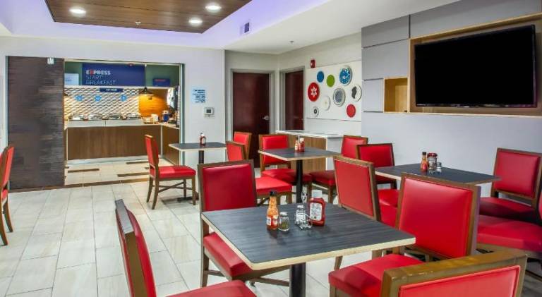 Holiday Inn Express and Suites Olathe South By IHG — photo 3