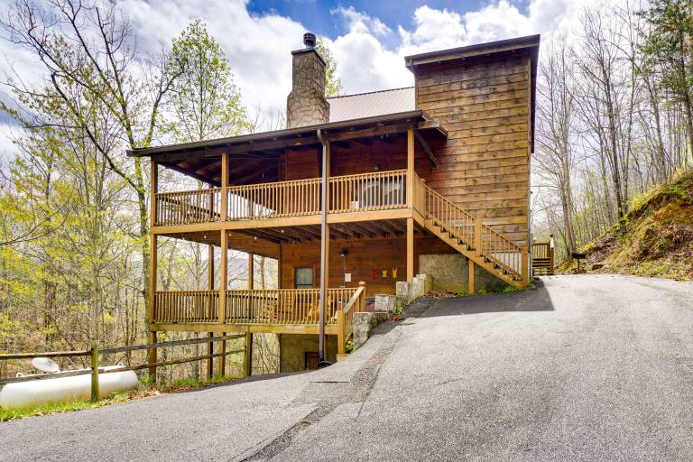 Sevierville Cabin w/ Hot Tub  4 Mi to Nat’l Park! — photo 3