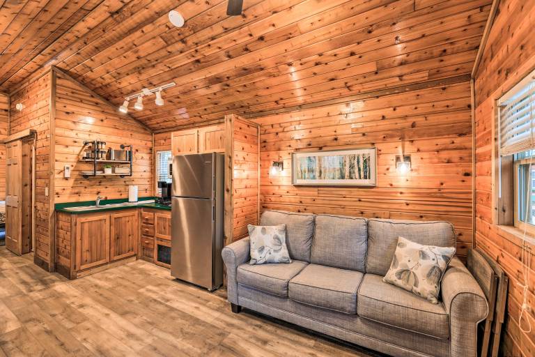 Charming New Bern Log Cabin - Pets Welcome! — photo 3