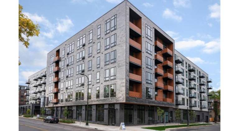 Apartment with barbeque, terrace & pool in Minneapolis, MN