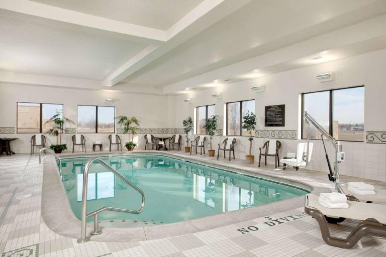 Hampton Inn & Suites Addison — photo 4