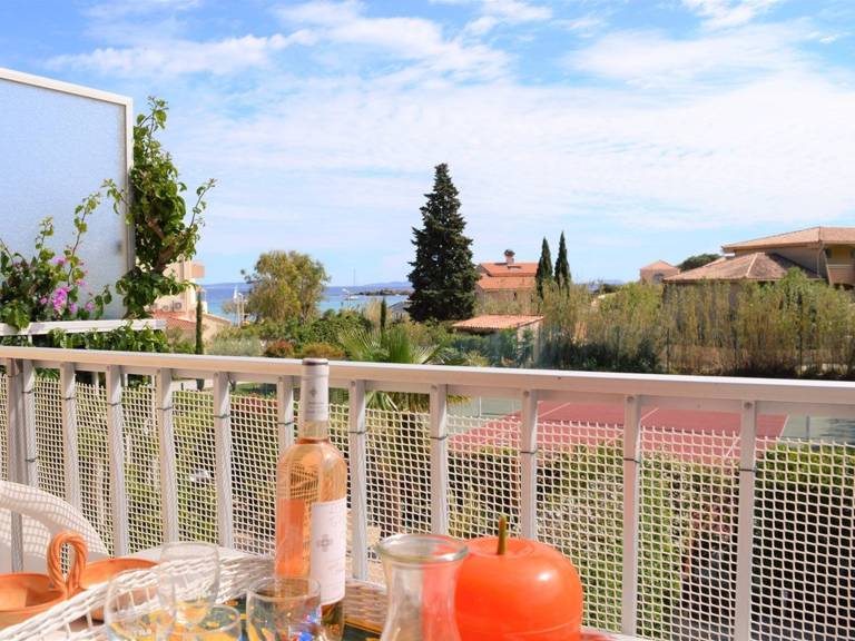 Holiday apartment with 1 room for 4 persons in Le Lavandou