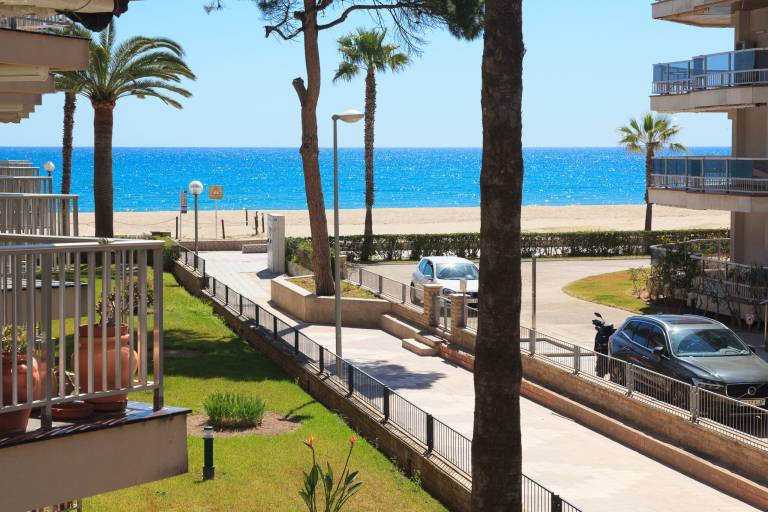 Fully equipped wonderful rental apartment with terrace & garden | Next to the beach | Dogs allowed — photo 2