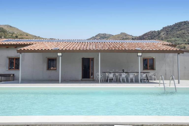 Charming villa with yard, private pool & terrace | Nature view | Dogs allowed in Messina