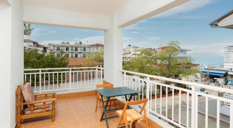 Serviced apartment with patio in Katerini
