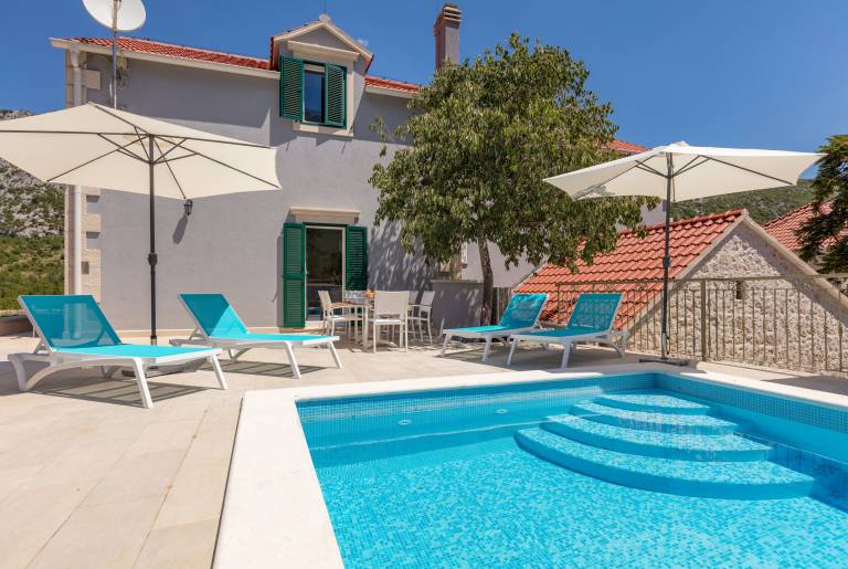 House with yard, grill & pool in Tucepi