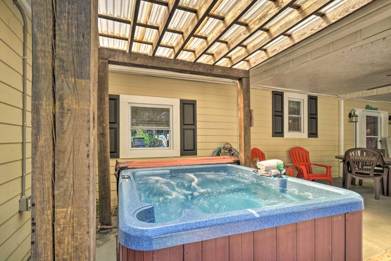 1 Mi to Dollywood: Home w/ Hot Tub & Grill — photo 3