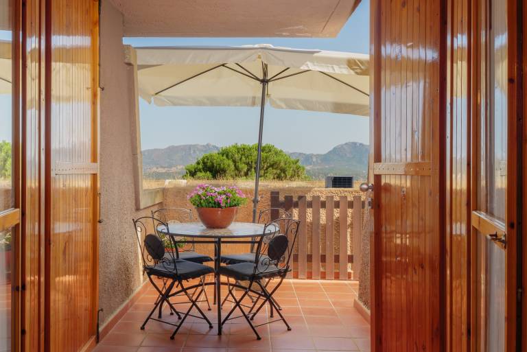 Family-oriented charming vacation home with yard, patio & fast internet | Mountain view | Pets allowed in Olbia
