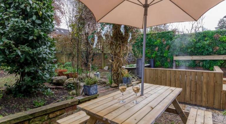 Pleasant vacation home with hot tub | Close to York Castle | Dogs allowed — photo 5