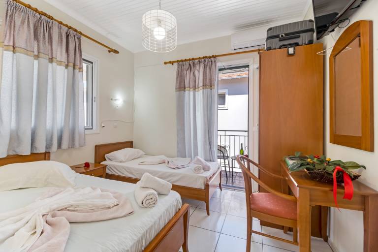 Nikiana Club Studio 10 with Mountain View, Shared Pool & Wi-Fi — photo 3