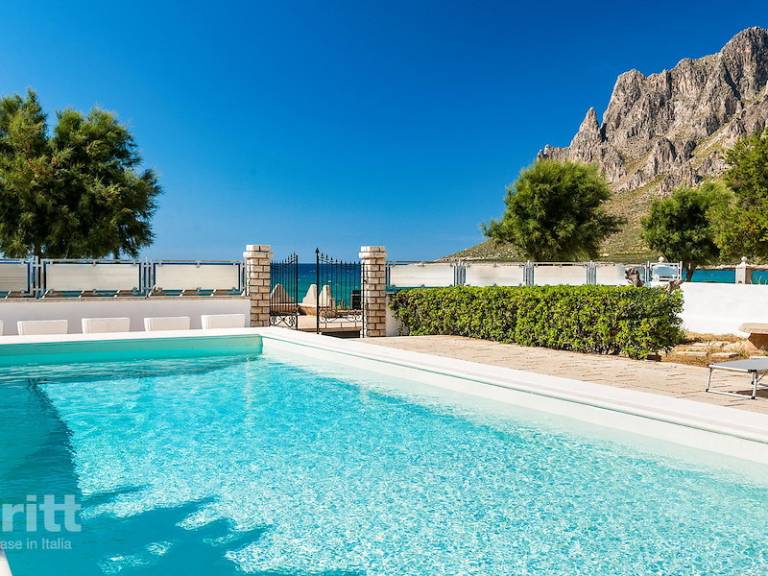 Vacation home with terrace, yard & private pool — photo 3
