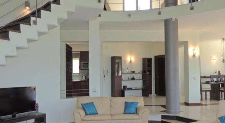 Fully equipped villa with hot tub, yard & private pool | Suitable for remote work | Pets allowed — photo 2
