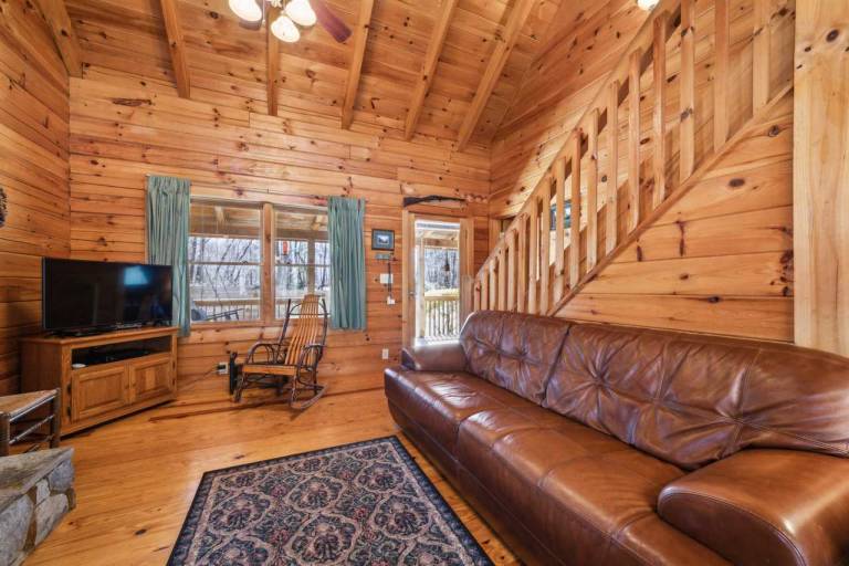 Beautiful Log Cabin In the Lake Lure close to Mirror Lake WiFi — photo 4