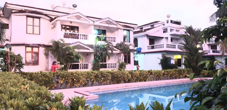 Villa with yard & pool — photo 3