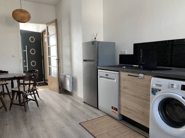 Cozy Stay in Reims with Parking and Private Terrace — photo 2