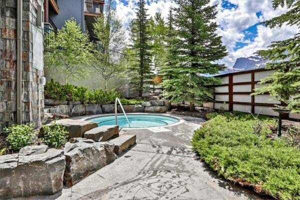 Holiday apartment with hot tub in Canmore, AB