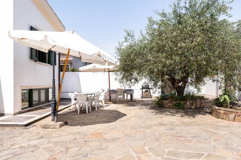 Rental apartment with barbecue, patio & garden in Teo