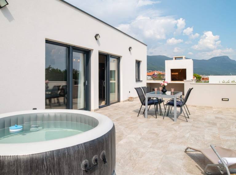 Fully equipped rental apartment with terrace & jacuzzi | Pet-friendly in Trogir