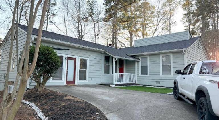 House with 1 room for 6 persons in Lawrenceville, GA