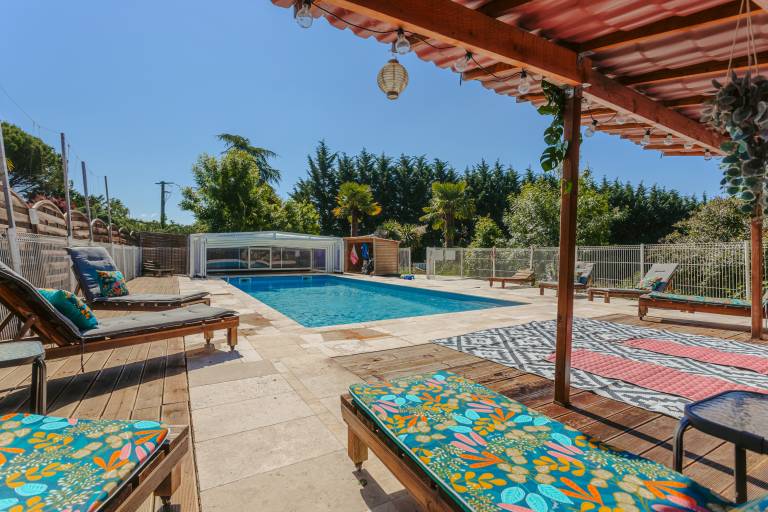 Vacation home with terrace, pool & grill | Garden view in Rochefort