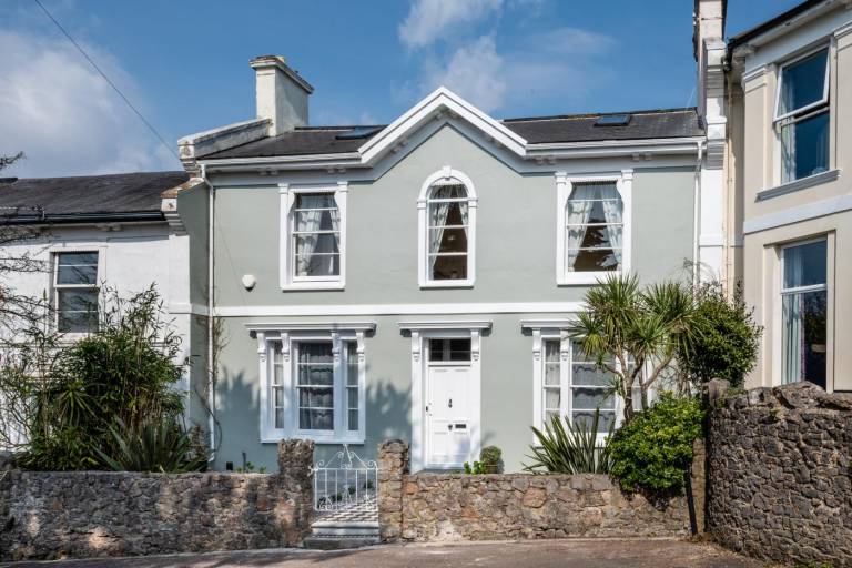 Fully equipped wonderful cottage with yard | Water view | Pet-friendly in Paignton