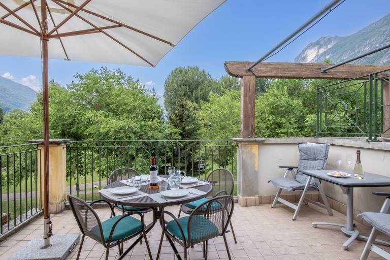 Family-oriented lovely studio with terrace | Water view | Beach nearby | Pets are welcome in Porlezza