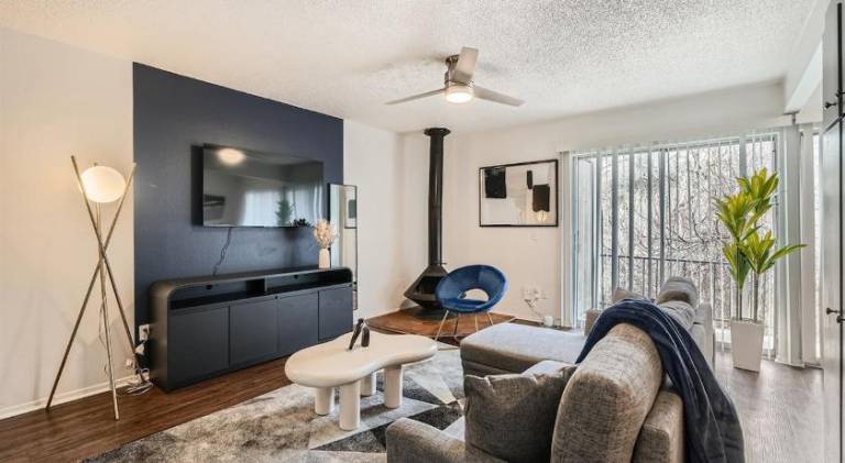 Your Modern King Suite Getaway - Sleeps 4 - Pool, Prkg in Austin, TX
