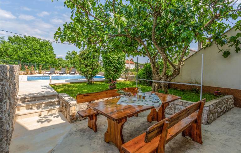 Dvoetažni stan Polje