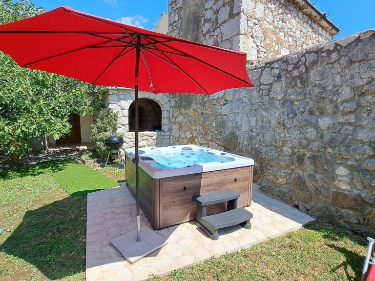 Pleasant vacation home with grill, yard & patio | Nature view | Pets allowed — photo 3