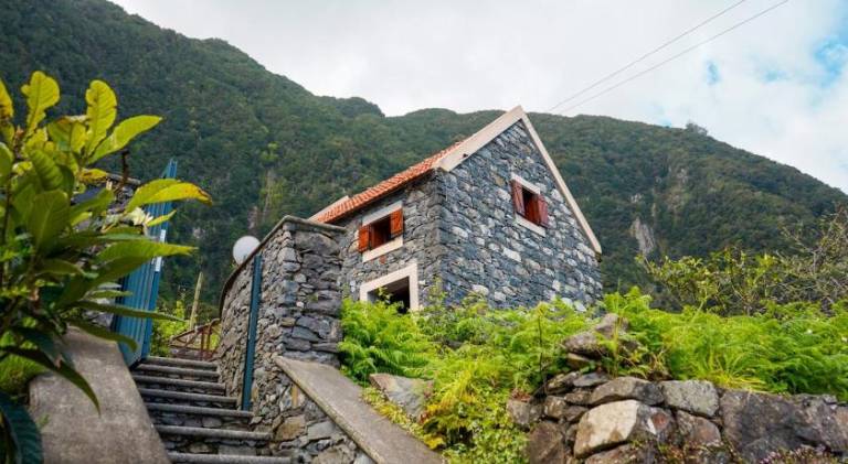 House with terrace, jacuzzi & garden | Suitable for remote work | Pets are welcome in Calheta