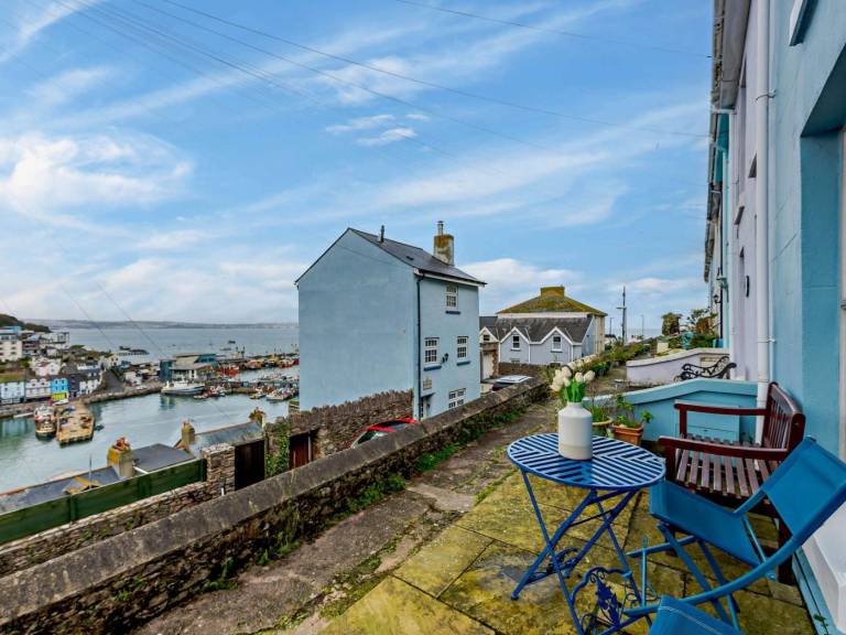Cottage with yard & terrace | Water view — photo 2