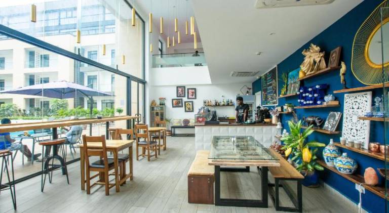 Serviced apartment with pool, patio & yard | Pets allowed — photo 3