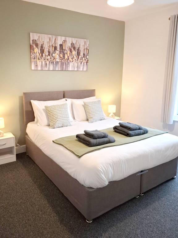 Bright Modern 3 Bedroom House Parking