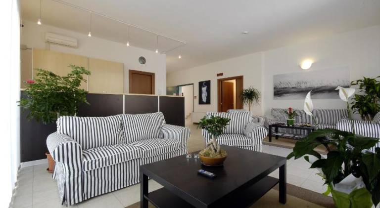 Serviced apartment with garden — photo 2