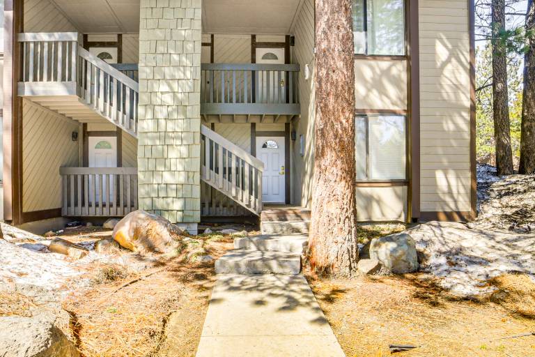 Walk to Shops & Eats: Mammoth Lakes Condo w/ Pool — photo 3