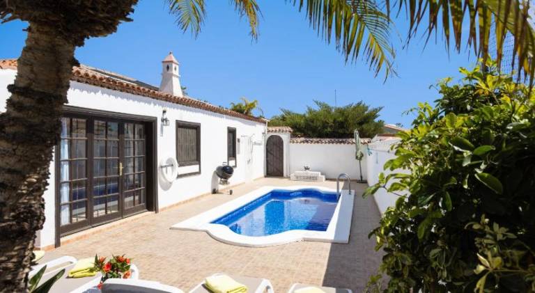 Fully equipped ample villa with private pool, patio & yard | Beach nearby | Pets are welcome in Santa Cruz de Tenerife