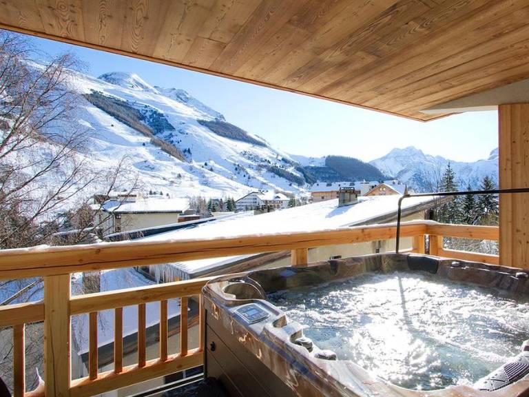 Chalet with patio & hot tub | Close to the ski | Pets are welcome in Les Deux Alpes