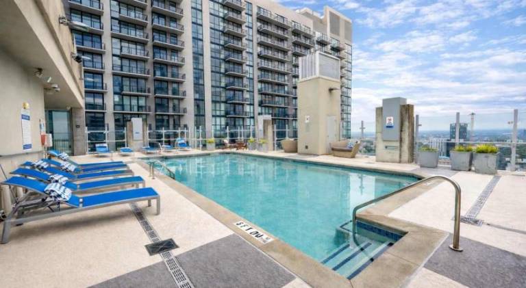 Fully equipped pleasant rental apartment with pool, BBQ & garden | Next to Bank of America Plaza | Perfect for remote work | Pets are welcome in Atlanta, GA