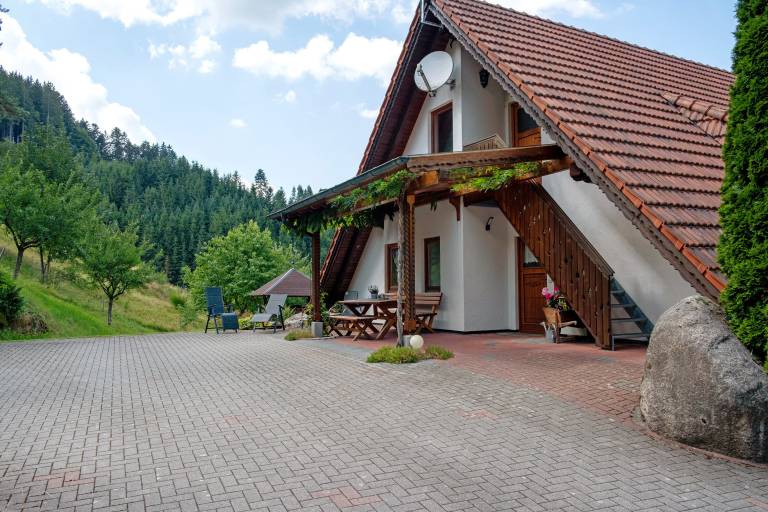 Children-friendly pleasant apartment with patio, fast internet & garden | Garden view | Pets are welcome — photo 2