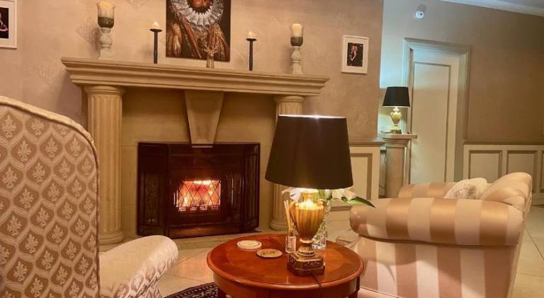 FINN VILLAGE Loch Lomond Villa - THE BLACK ROOM with Private Jacuzzi-Style Bath in Stirling