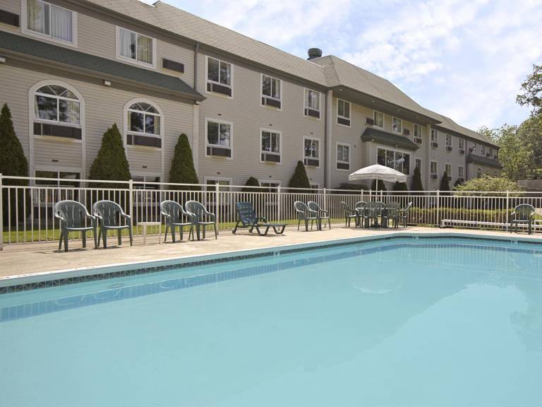 Econo Lodge Whitehall near Michigan's Adventure — photo 4