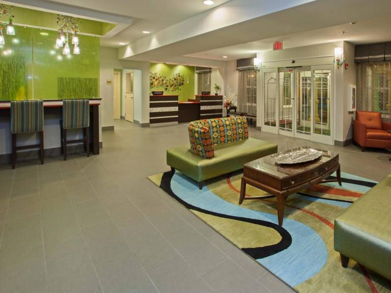 La Quinta Inn & Suites by Wyndham Lebanon — photo 2